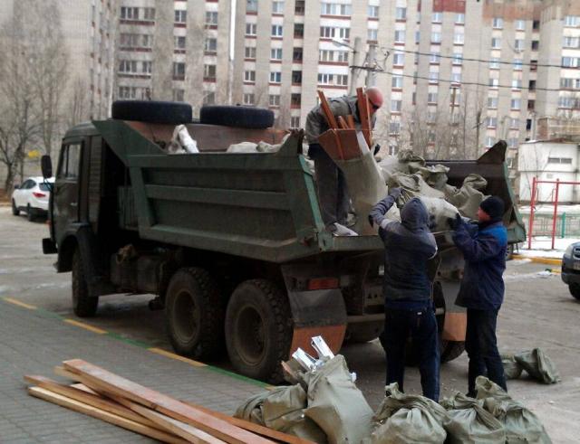 Погрузка мусора на машину
