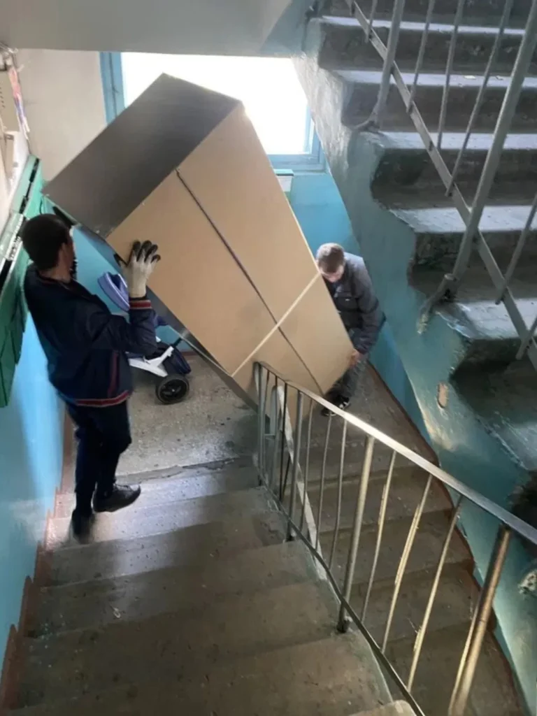 Вынос габаритного груза по ступеням